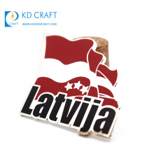 Compra a granel al por mayor de la insignia del pin de la bandera del país de latvija del día nacional del esmalte duro de metal personalizado promocional de China